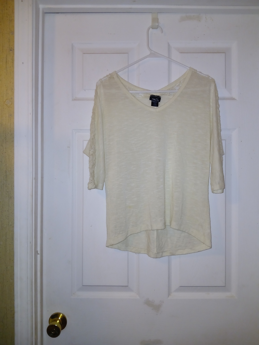 Rue21 Cream High-Low V-Neck Short Sleeve Top